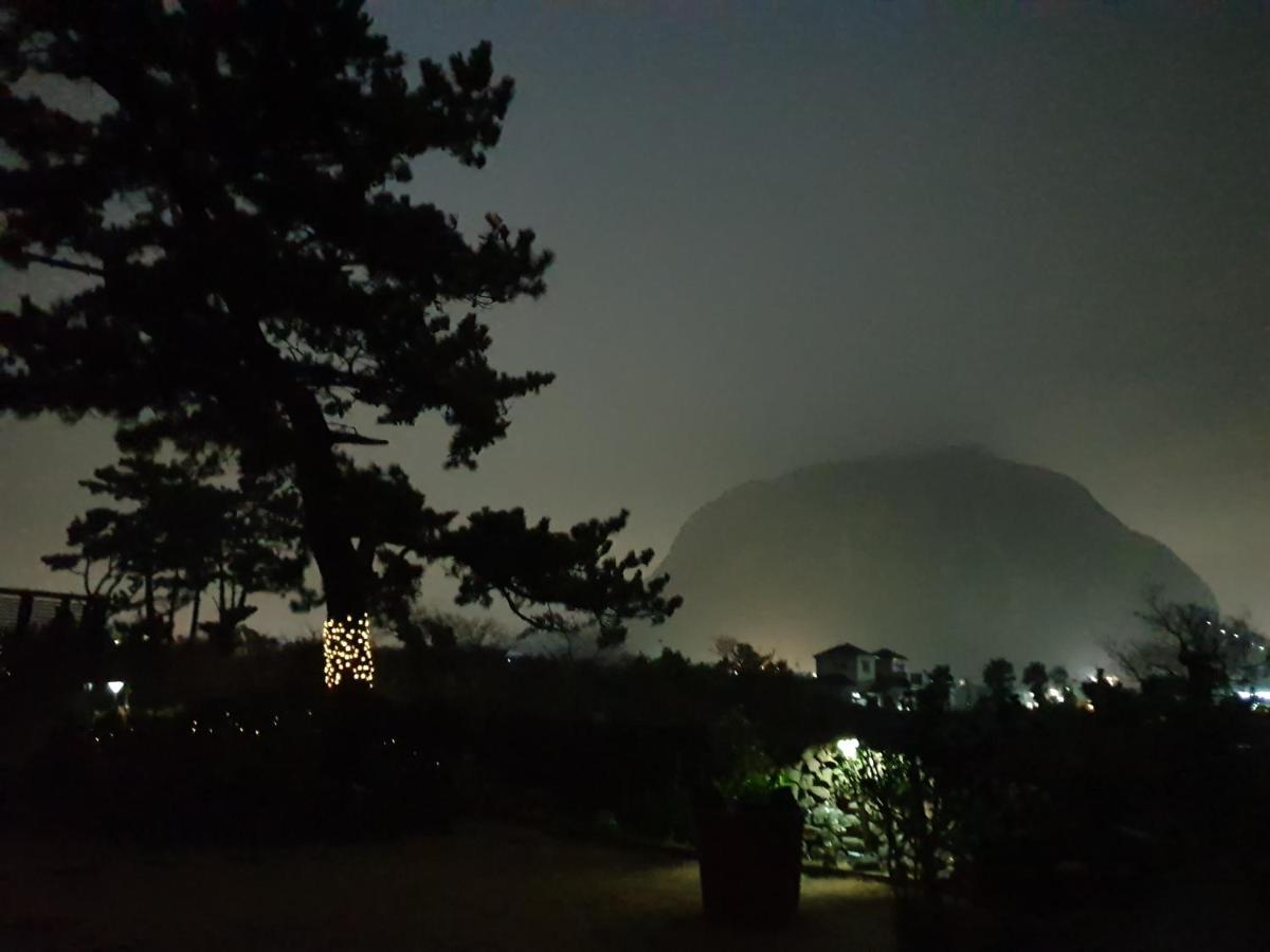 Wind Jeju Cafe & Pension Seogwipo-stad Buitenkant foto